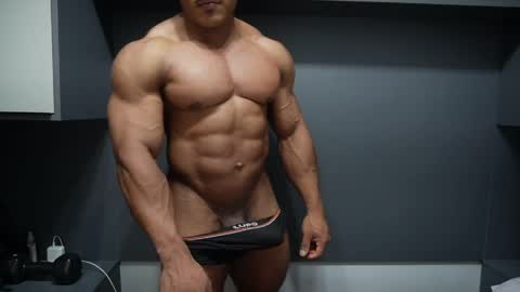 Snapshot of henrimusclee chatting on 04/07/26, 11:04 Henri online show from 04/07/26, 11:04