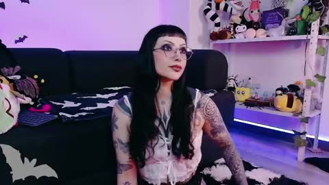 Snapshot of herinfernalmajesty chatting on 06/08/26, 10:10 Marie online show from 06/08/26, 10:10