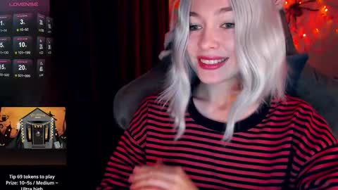 Snapshot of hey_nora_ chatting on 11/01/25, 12:18 Nora online show from 11/01/25, 12:18