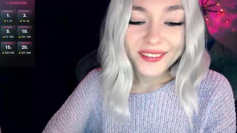 Snapshot of hey_nora_ chatting on 11/18/25, 01:22 Nora online show from 11/18/25, 01:22