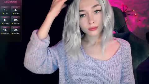 Snapshot of hey_nora_ chatting on 11/24/25, 01:38 Nora online show from 11/24/25, 01:38