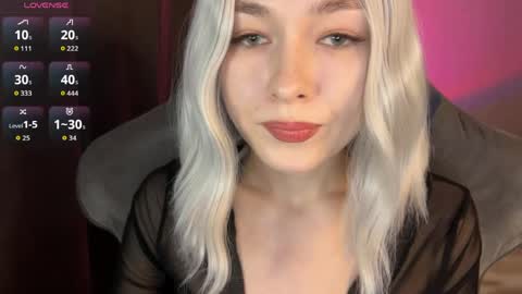 Snapshot of hey_nora_ chatting on 06/05/26, 10:37 Nora online show from 06/05/26, 10:37