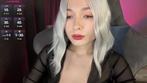 Snapshot of hey_nora_ chatting on 06/11/26, 12:32 Nora online show from 06/11/26, 12:32