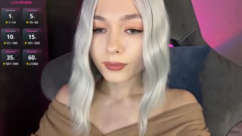 Snapshot of hey_nora_ chatting on 06/15/26, 12:24 Nora online show from 06/15/26, 12:24