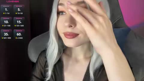 Snapshot of hey_nora_ chatting on 06/17/26, 12:24 Nora online show from 06/17/26, 12:24