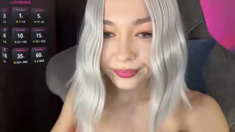 Snapshot of hey_nora_ chatting on 06/17/26, 10:21 Nora online show from 06/17/26, 10:21