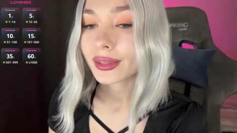 Snapshot of hey_nora_ chatting on 06/19/26, 01:54 Nora online show from 06/19/26, 01:54