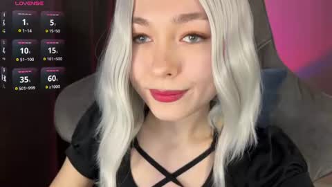 Snapshot of hey_nora_ chatting on 06/19/26, 11:19 Nora online show from 06/19/26, 11:19