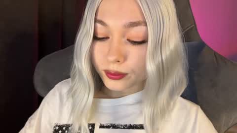 Snapshot of hey_nora_ chatting on 06/25/26, 05:23 Nora online show from 06/25/26, 05:23