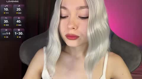 Snapshot of hey_nora_ chatting on 07/04/26, 12:17 Nora online show from 07/04/26, 12:17
