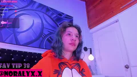 Snapshot of hey_noraly chatting on 07/20/26, 04:05 Noraly online show from 07/20/26, 04:05