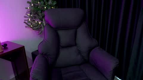 Snapshot of heykittyy chatting on 12/11/24, 04:18 Hi guys You can call me Kitty online show from 12/11/24, 04:18