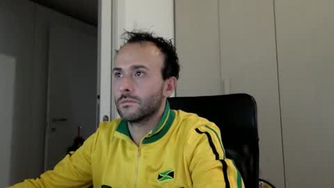 Snapshot of hhombre chatting on 12/18/25, 02:01 hhombre online show from 12/18/25, 02:01