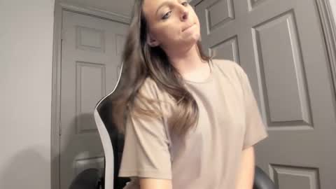 Snapshot of hi_cut_cutie chatting on 12/31/24, 02:19 Paige online show from 12/31/24, 02:19