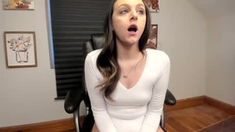 Snapshot of hi_cut_cutie chatting on 01/16/25, 02:08 Paige online show from 01/16/25, 02:08