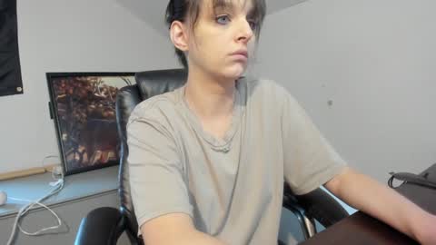 Snapshot of hi_cut_cutie chatting on 09/11/25, 01:11 Paige online show from 09/11/25, 01:11