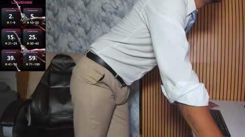 Snapshot of hiddenoffice chatting on 11/21/25, 11:03 George online show from 11/21/25, 11:03