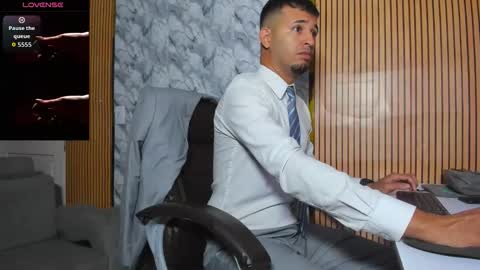 Snapshot of hiddenoffice chatting on 12/01/25, 09:36 George online show from 12/01/25, 09:36