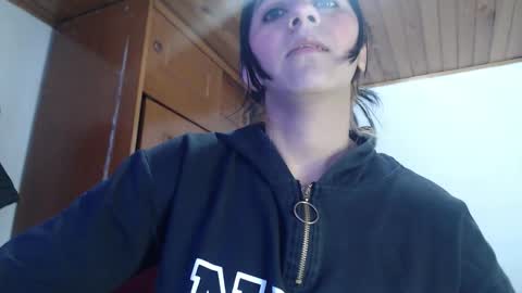 hilaril18 online show from 09/11/25, 11:43