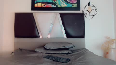 Hilary Avilan online show from 11/30/25, 07:07