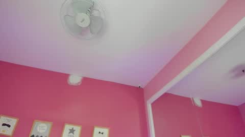 Snapshot of hilary_tailor chatting on 12/16/25, 12:43 hilary_tailor online show from 12/16/25, 12:43