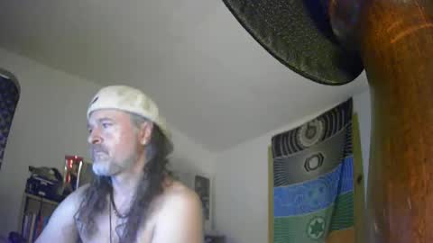 Snapshot of hippiedad333 chatting on 05/19/26, 04:30 hippiedad333 online show from 05/19/26, 04:30