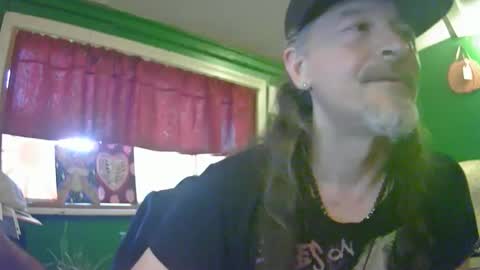 Snapshot of hippiedad333 chatting on 06/05/26, 12:06 hippiedad333 online show from 06/05/26, 12:06