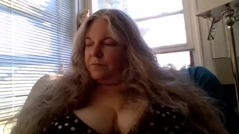 hippysnewhere online show from 06/21/26, 10:18