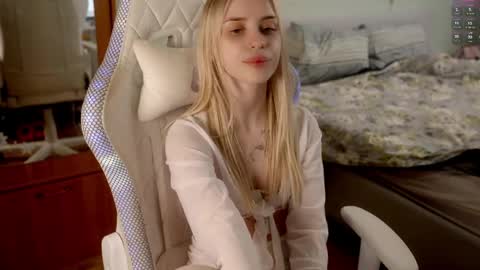 Holly online show from 04/08/26, 09:26