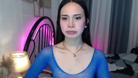 Snapshot of hoelymolly chatting on 05/27/26, 01:57 hoelymolly online show from 05/27/26, 01:57