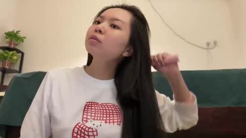 Snapshot of hola_sunflower chatting on 11/04/25, 12:48 amy online show from 11/04/25, 12:48