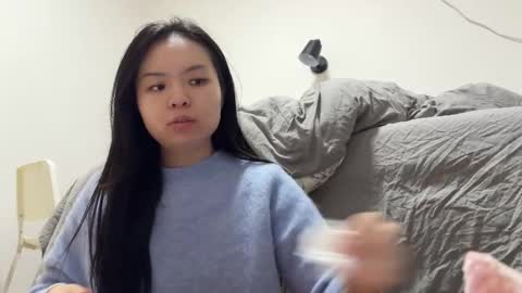 Snapshot of hola_sunflower chatting on 11/30/25, 02:43 amy online show from 11/30/25, 02:43