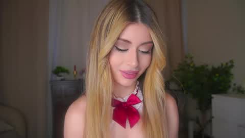 Snapshot of holayoula chatting on 05/01/26, 08:08 Moni Monica online show from 05/01/26, 08:08
