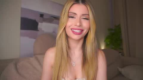 Snapshot of holayoula chatting on 05/12/26, 08:11 Moni Monica online show from 05/12/26, 08:11