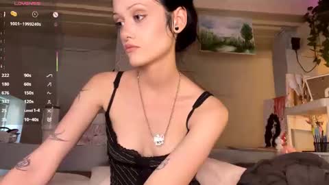 Snapshot of holliedavine chatting on 06/25/26, 03:38 Ava online show from 06/25/26, 03:38