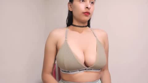 Snapshot of holly0550 chatting on 05/15/26, 04:47 holly... online show from 05/15/26, 04:47