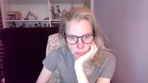 Snapshot of holly_bourbon chatting on 03/08/26, 10:46 holly_bourbon online show from 03/08/26, 10:46