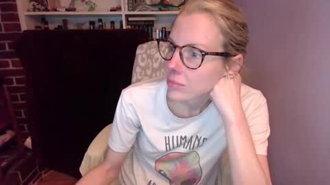 Snapshot of holly_bourbon chatting on 03/10/26, 10:48 holly_bourbon online show from 03/10/26, 10:48