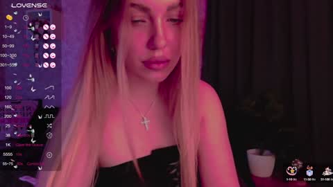 holly_molly8 online show from 01/28/25, 07:00