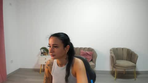 Snapshot of holly_wood18 chatting on 07/06/26, 08:11 holly_wood18 online show from 07/06/26, 08:11