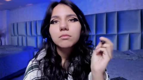 hollypeach_ online show from 03/08/26, 06:01