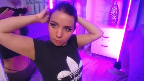 hollypeach_ online show from 03/18/26, 07:50