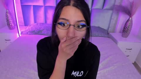 hollypeach_ online show from 04/20/26, 07:37