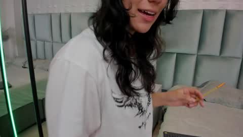 hollypeach_ online show from 04/27/26, 08:07