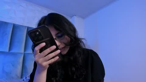 hollypeach_ online show from 05/19/26, 01:56