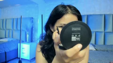 hollypeach_ online show from 05/27/26, 07:55