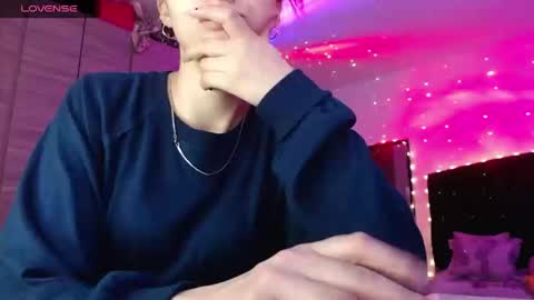 Snapshot of holy_juli2 chatting on 09/12/25, 03:28 Juli online show from 09/12/25, 03:28