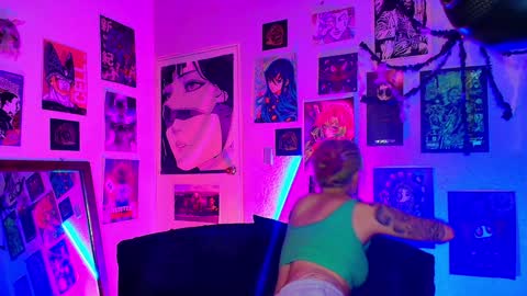 Snapshot of holyeva chatting on 12/04/24, 04:43 online show from 12/04/24, 04:43