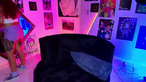 Snapshot of holyeva chatting on 02/01/25, 11:48 online show from 02/01/25, 11:48