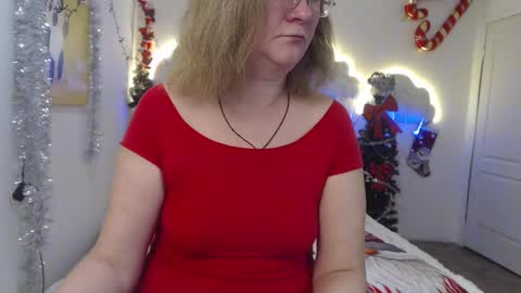 Snapshot of holymilfa chatting on 12/11/24, 07:42 holymilfa online show from 12/11/24, 07:42